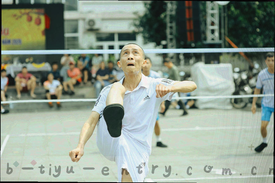夜间球场灯光从暗部亮起，草坪纹理清晰